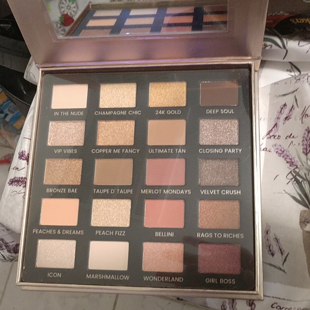 Iconic London Day to Slay Eyeshadow Palette